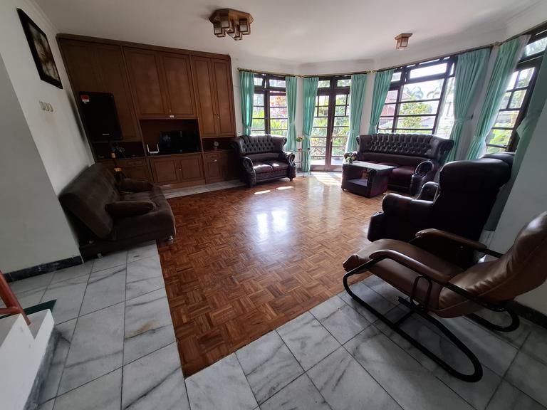 Ruang Keluarga Villa Green Fresh